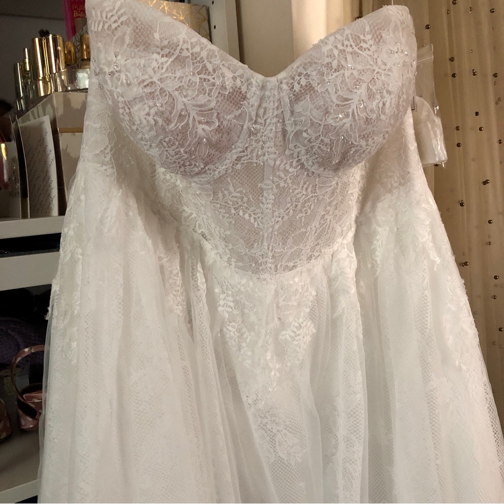 HOST PICK ✨ Floral Appliqué Corset Bodice Wedding Gown 🤍 - Picture 13 of 17